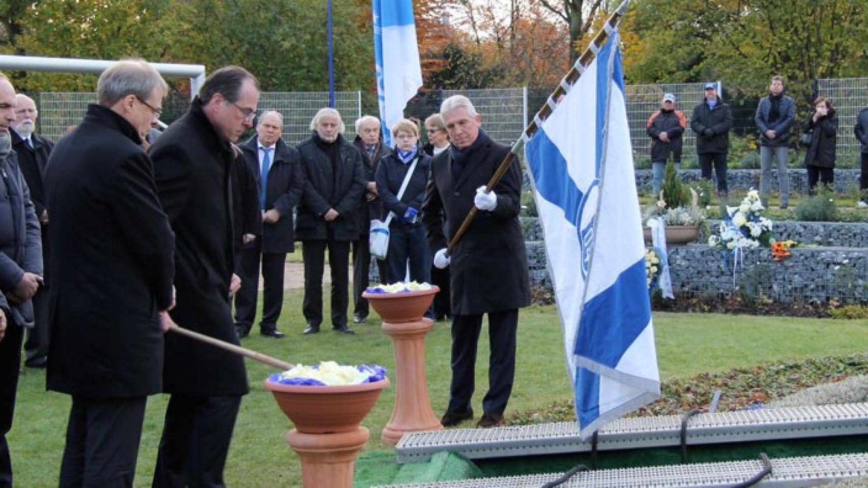 Momento de una ceremonia en el cementerio del Schalke.