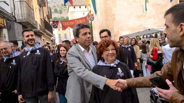 Carlos Mazón, junto a las autoridades de Cocentaina, en su visita a la Fira de Tots Sants.