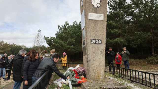 El dirigente socialista, Luis Tudanca, deposita una corona de flores en el monolito de homenaje a las víctimas del franquismo en el municipio burgalés de Monte La Pedraja, este miércoles.