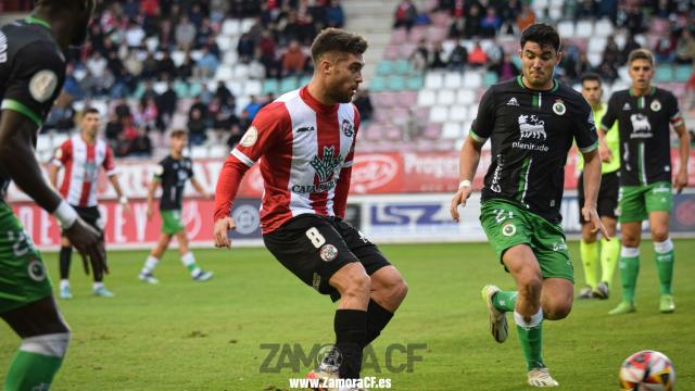 Imagen del partido de este miércoles entre el Zamora CF y el Racing Club de Santander.