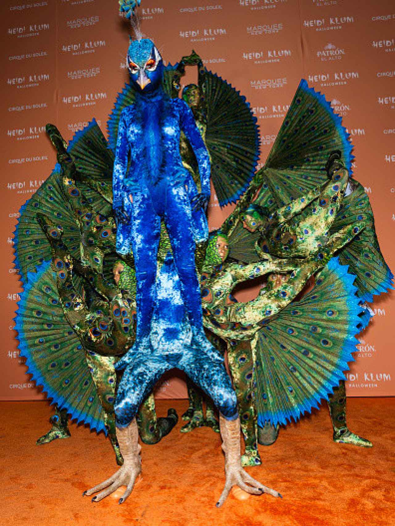 Heidi Klum personificó el cuerpo de un pavo real macho.