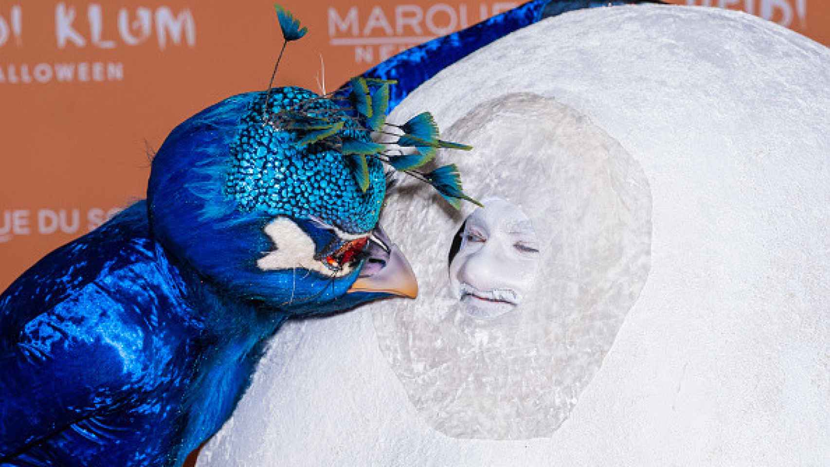 Heidi Klum junto a su marido, quien se transformó en un huevo de pavo real.