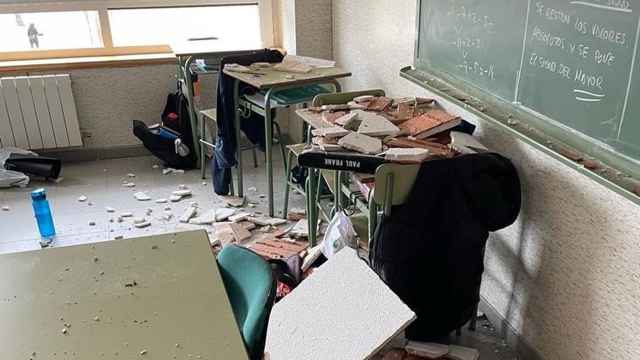 Destrozos producidos por la caída del techo en un colegio de Villacañas (Toledo)