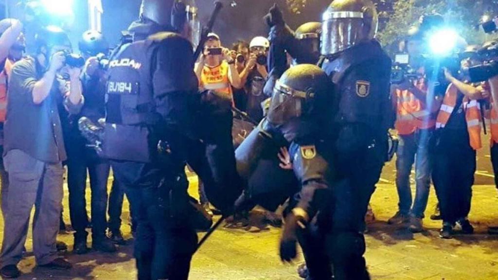 Un agente de policía resultó gravemente herido durante los disturbios desarrollados tras la sentencia del 'procés' en la plaza de Urquinaona el 18 de octubre de 2019.