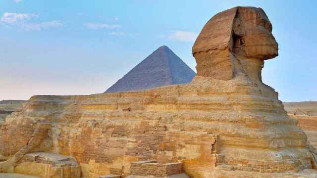 La Gran Esfinge de Guiza, con la pirámide al fondo.