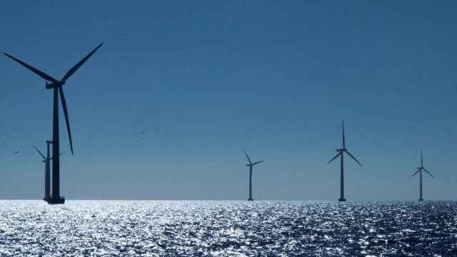 Vista de las turbinas de un parque eólico marino de Orsted en Dinamarca.