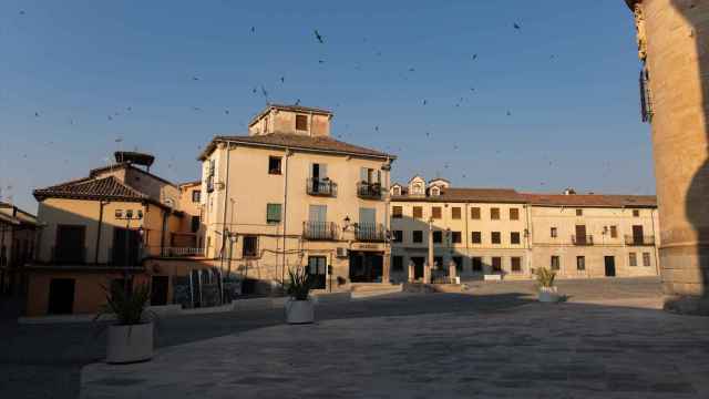 Plaza Mayor de Torrelaguna, donde se encuentra el Ayuntamiento y transcurrirá la moción.
