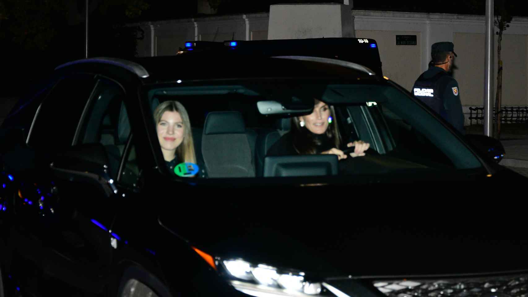 Letizia saliendo del cumpleaños y conduciendo ella el Lexus RX.