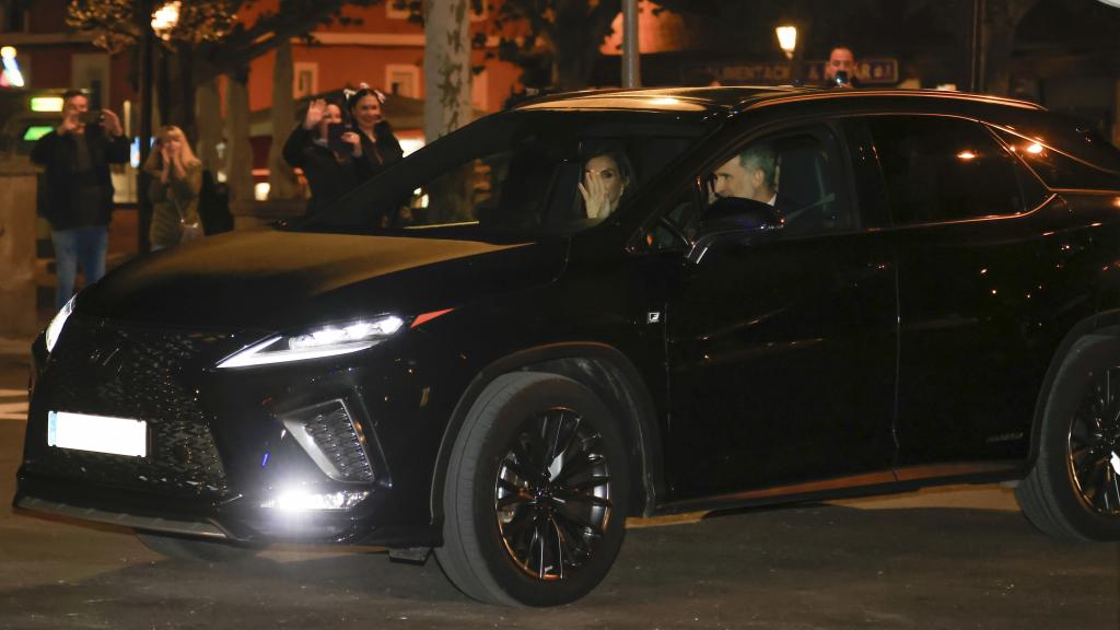 Felipe y Letizia llegan a la celebración del cumpleaños en el Lexus RX.