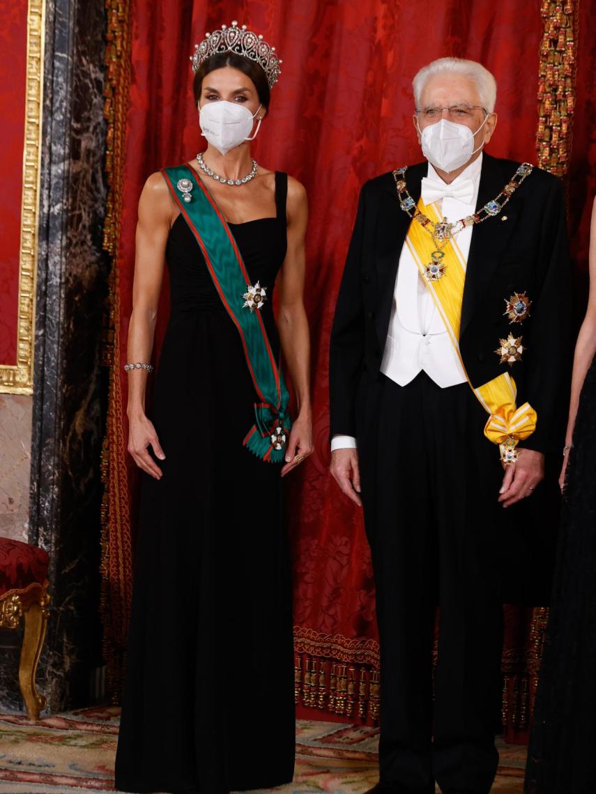 La reina Letizia posa junto al presidente italiano Sergio Mattarella, en 2021.