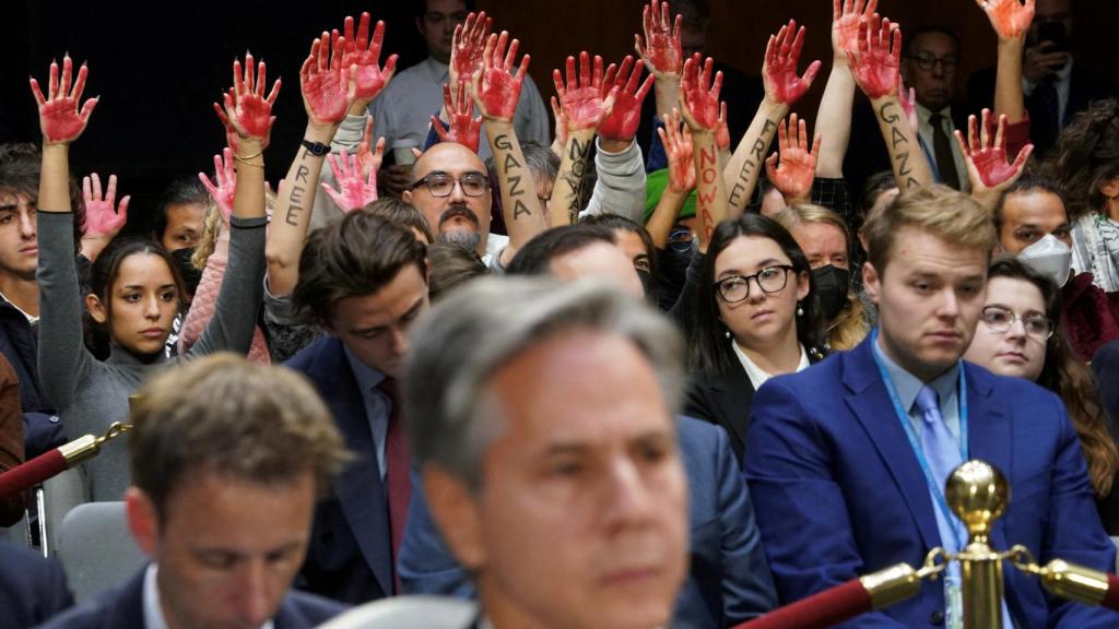 Anthony Blinken, boicoteado por manifestantes propalestina, durante su intervención en el Senado de EEUU.