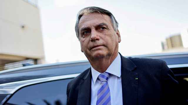 Bolsonaro abandonando la Jefatura de la Policía Federal tras declarar sobre el asalto institucional del 8 de enero.