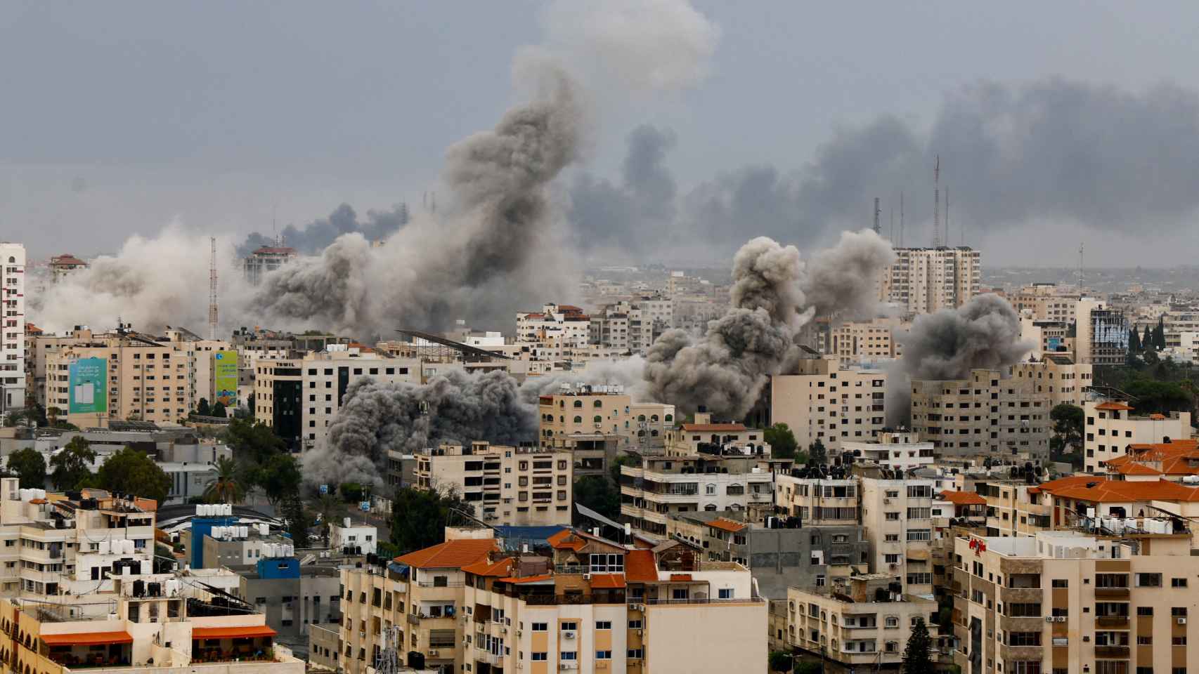 Varios edificios atacados por Israel en la Franja de Gaza