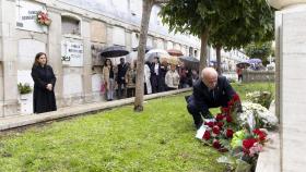 La lluvia no frena las visitas a los cementerios de A Coruña, que homenajea a Luisa Villalta