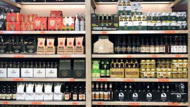 Imagen de archivo de una estantería de un supermercado con cervezas.