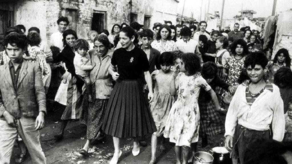 Carmen Amaya visita en 1959 el barrio de Somorrostro rodeada por una multitud.