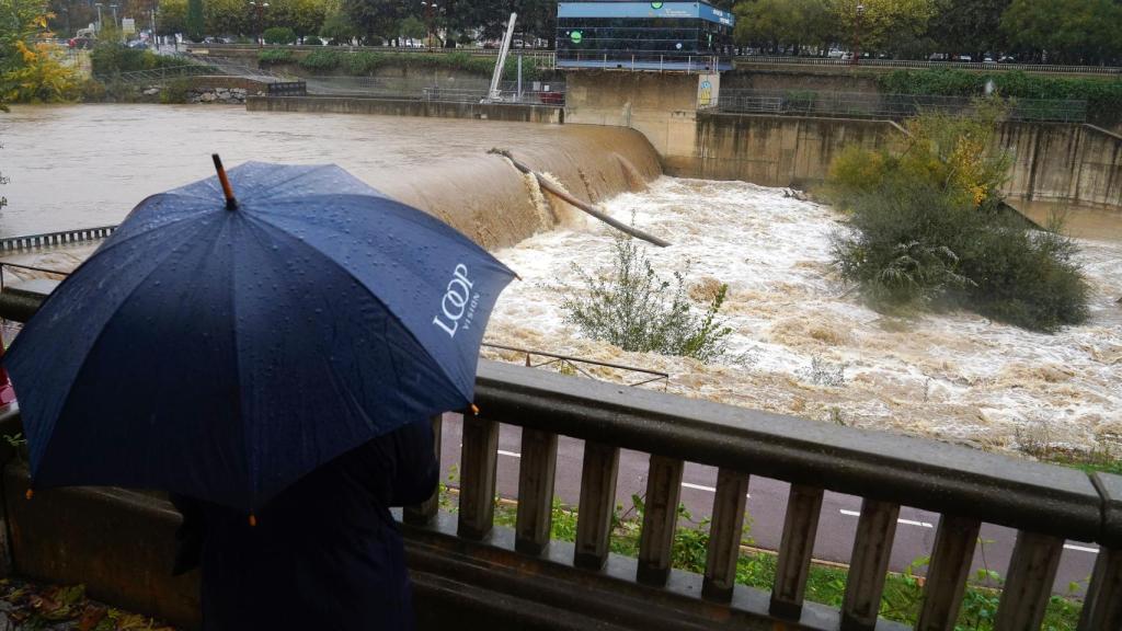 Crecida del río Bernesga a su paso por la capital leonesa por el temporal de viento y lluvia