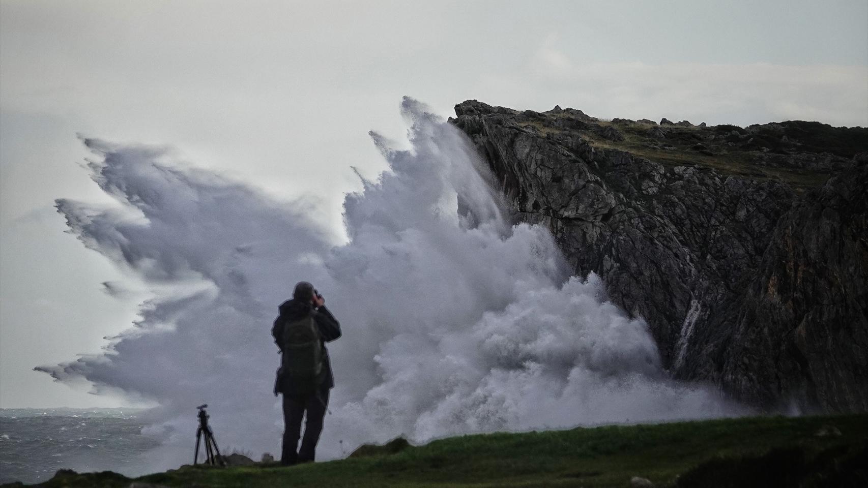 Una persona toma fotografías del oleaje en los bufones de Pría, a 2 de noviembre de 2023, en Llanes, Asturias (España).