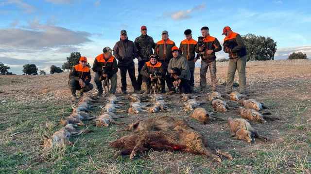 Un grupo de cazadores tras matar a 20 zorros en una cacería el pasado 29 de octubre en Madrid.