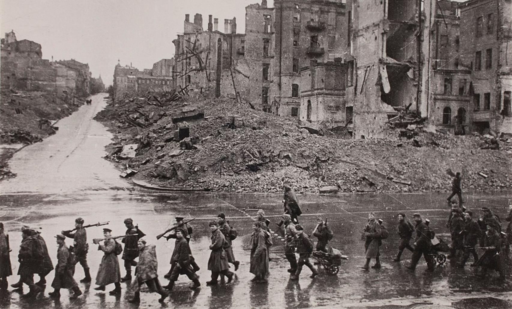 El ejército en las ruinas de Kiev después de su liberación en noviembre de 1943