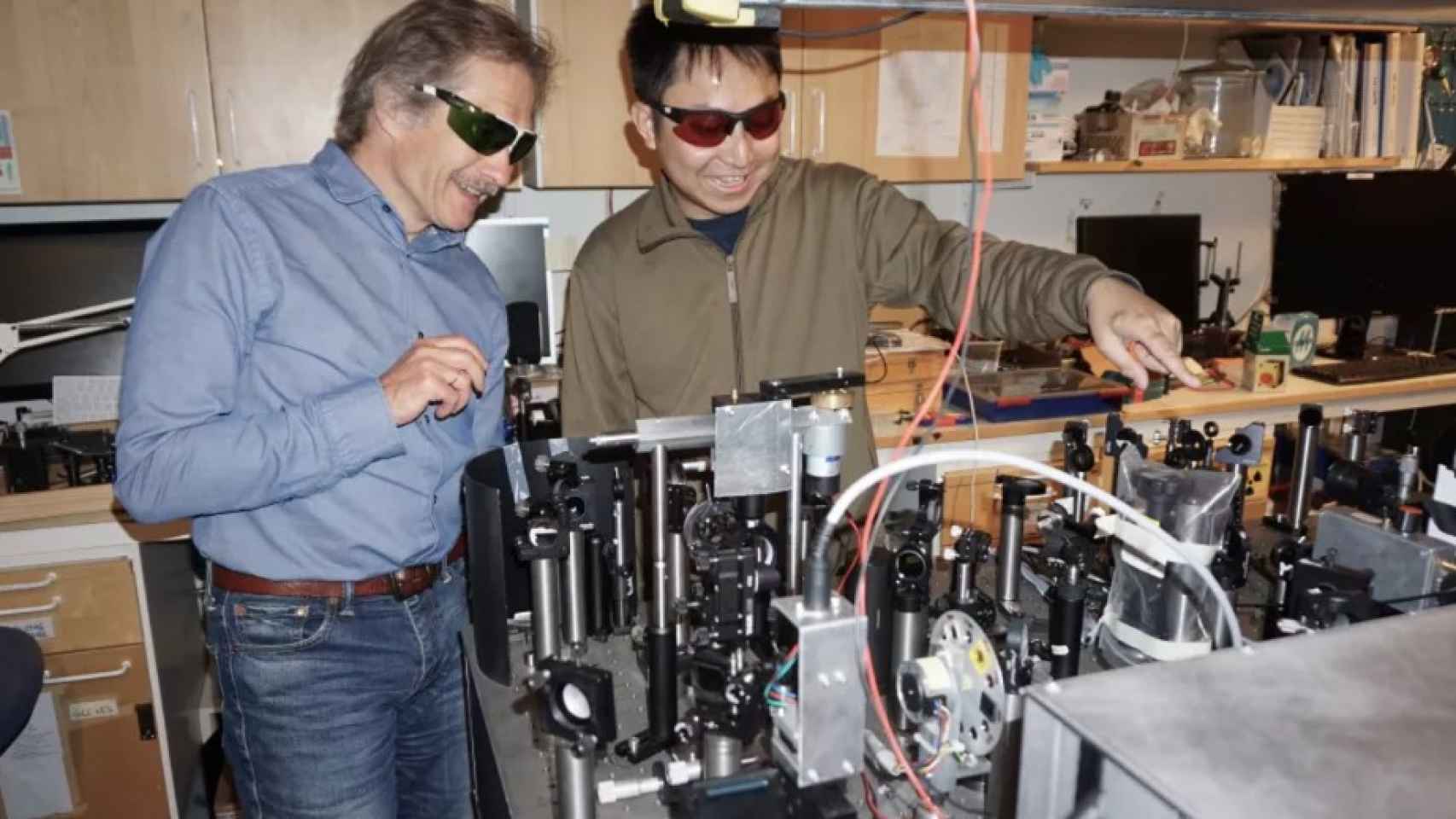 Tönu Pullerits y Kaibo Zheng durante la configuración de espectroscopia láser utilizada para esta investigación.