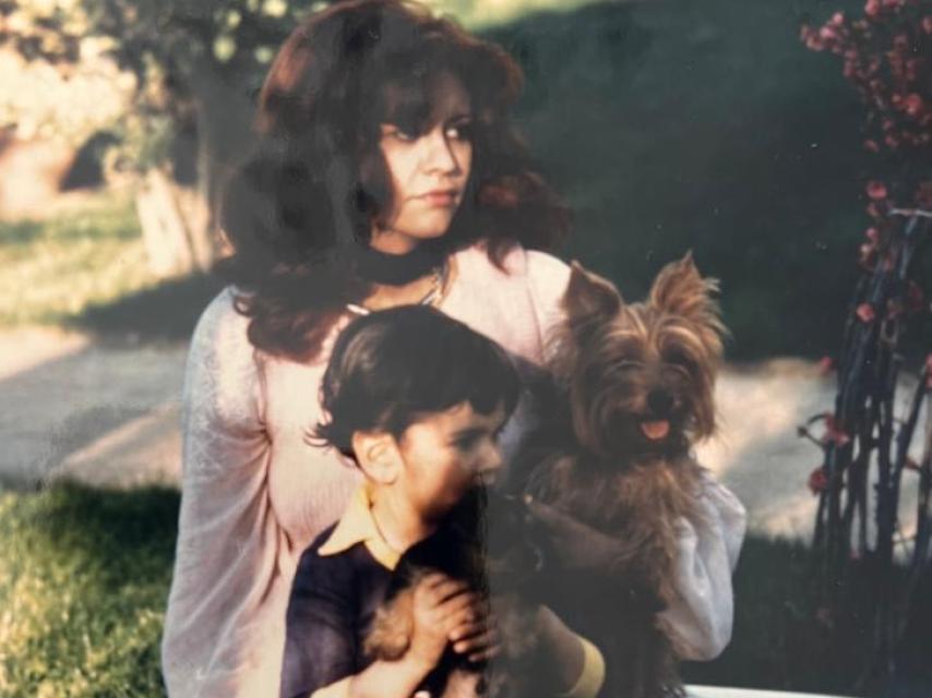 Javier junto a su madre, Marta de Molina von Stranz, en una imagen facilitada a EL ESPAÑOL.