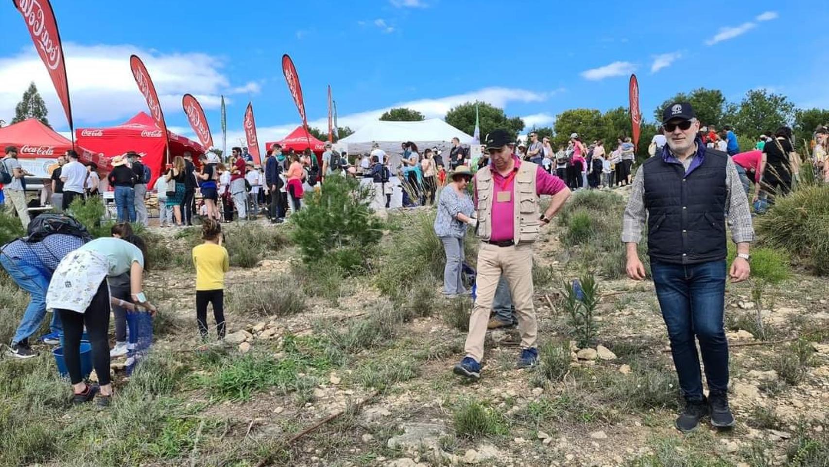 Los participantes de 'Reforestación Alicante Renace', en una edición anterior.