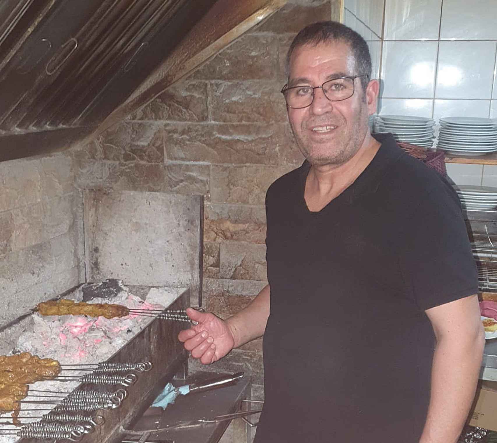 Abdelhakim cocinando