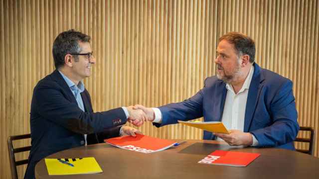 Oriol Junqueras, presidente de ERC, y Félix Bolaños, hoy ministro de la Presidencia, firman su acuerdo en Barcelona.
