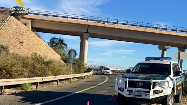 La Guardia Civil realizando un control en Los Montesinos.