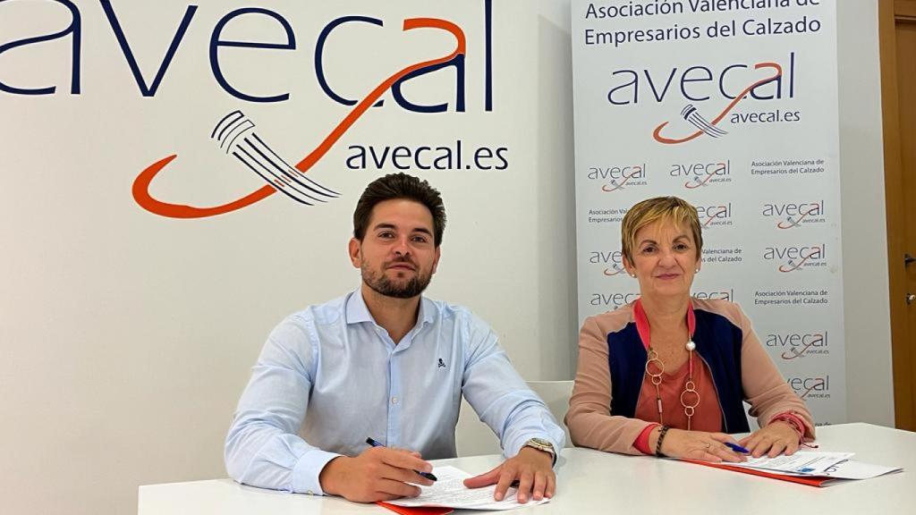 Firma del convenio entre Avecal y Aquaidam.