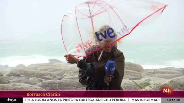 La conexión más peligrosa de una reportera de TVE:  lucha contra las fuertes rachas de viento de la borrasca Ciarán