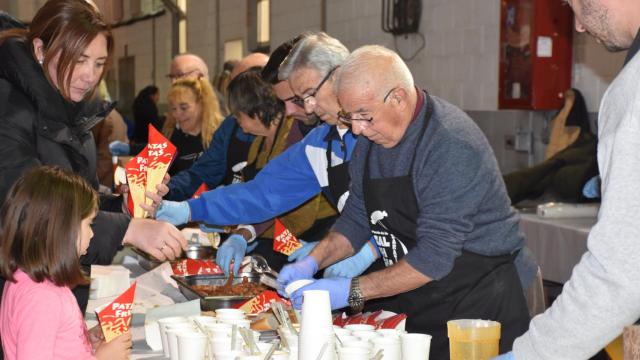 Degustación popular en la Fiesta de la Salchicha de Zaratán