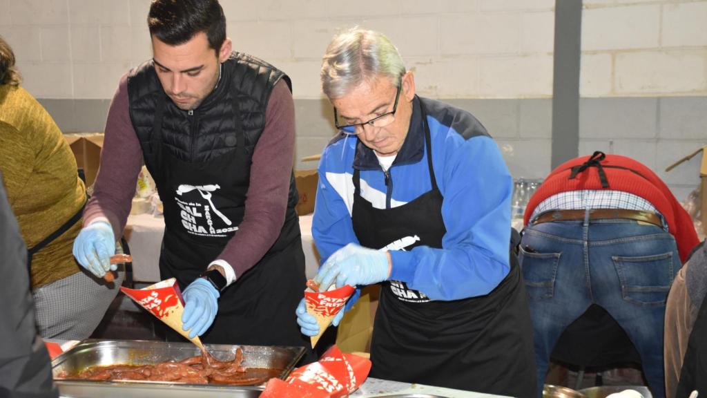 Degustación popular en la Fiesta de la Salchicha de Zaratán