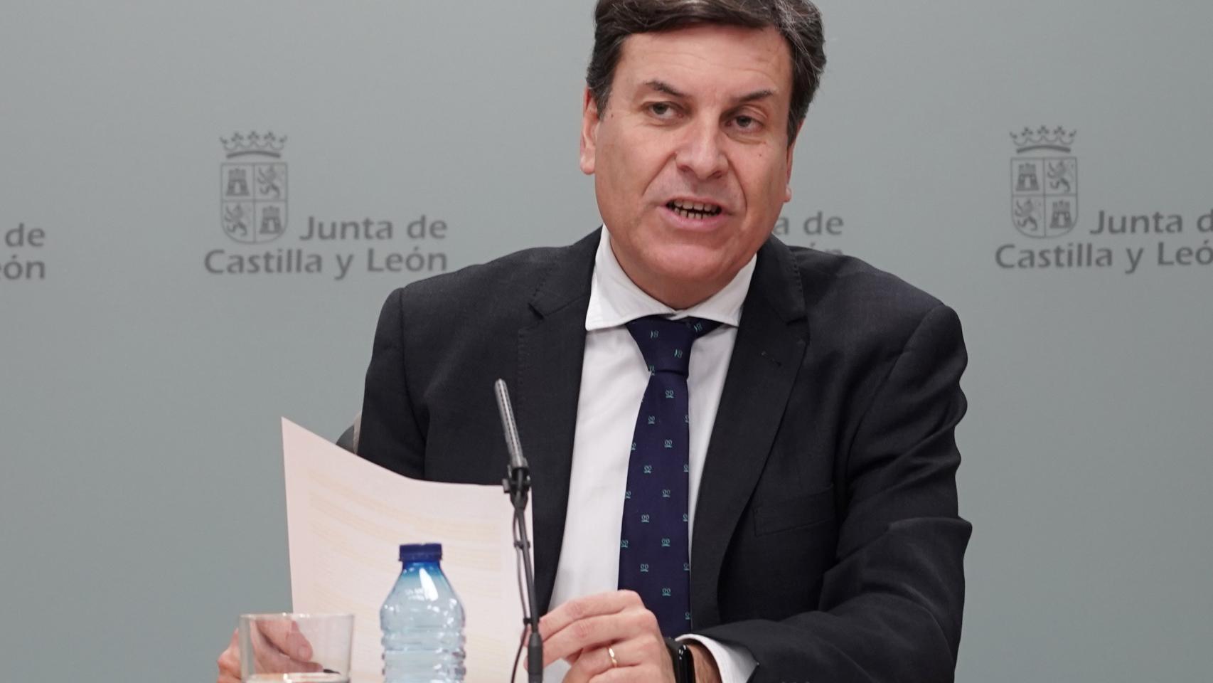 El consejero de Economía y Hacienda y portavoz, Carlos Fernández Carriedo, comparece en rueda de prensa posterior al Consejo de Gobierno