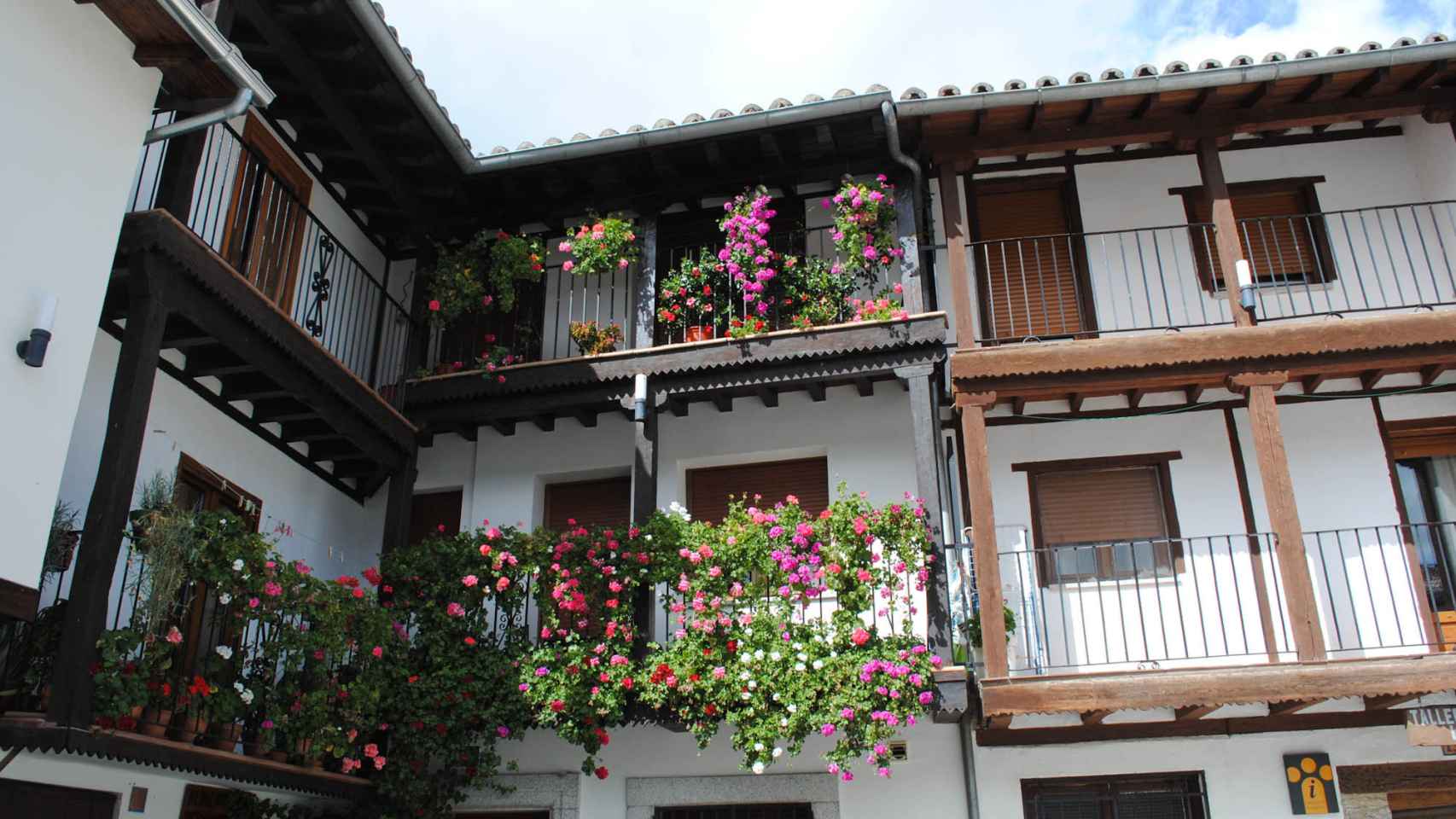Arquitectura tradicional en Montemayor del Río.jpg