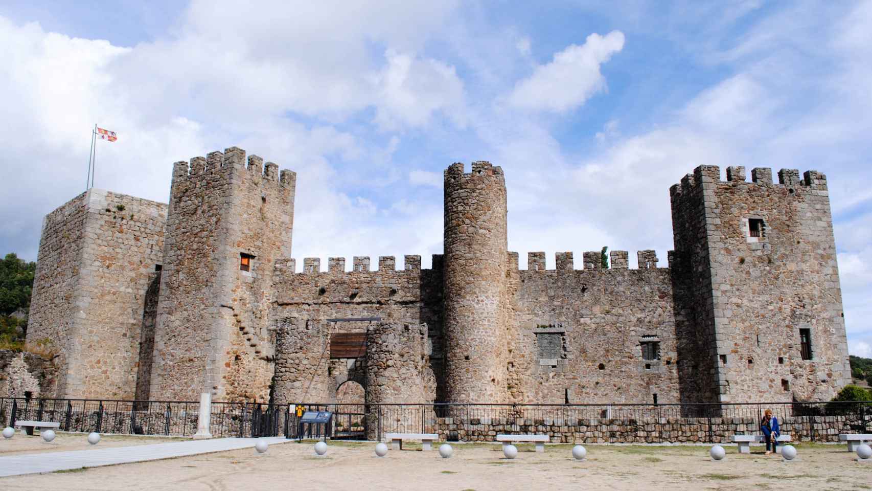 Castillo de San Vicente de Montemayor del Río.jpg