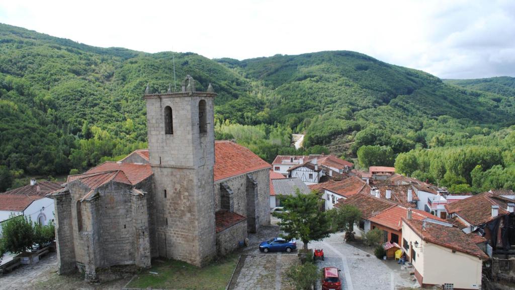 Vista de Montemayor del Río desde el Castillo de San Vicente.jpg