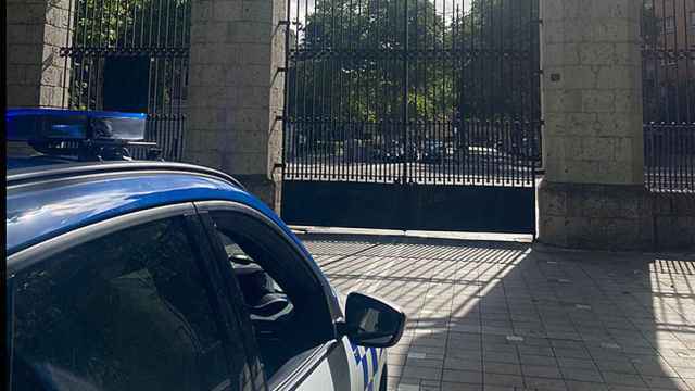 Una dotación de la Policía Municipal a las puertas del Campo Grande