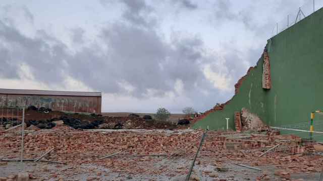 Frontón de un pueblo de Zamora derribado por los fuertes vientos de la borrasca Ciarán