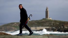 Un hombre camina este jueves por el paseo marítimo de A Coruña.