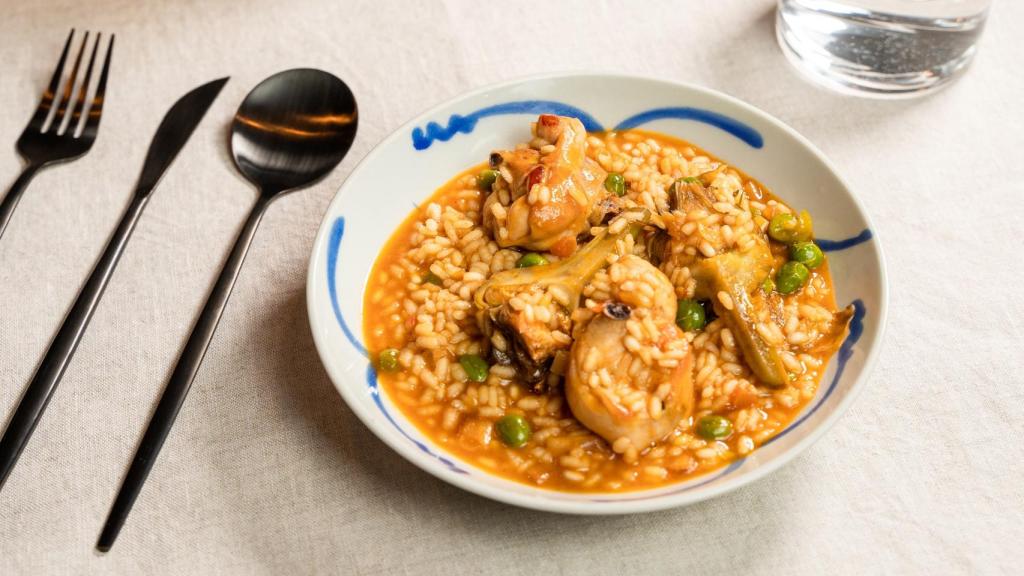 Arroz meloso de conejo y alcachofas, una receta que es puro 'comfort food' para el otoño