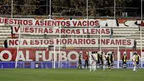 Protesta de la afición del Rayo Vallecano por los partidos de La Liga en lunes.