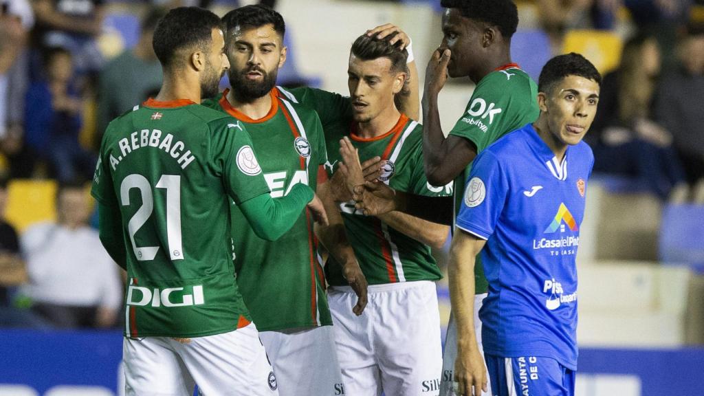 El Alavés logró una abultada victoria ante el Deportivo Murcia.