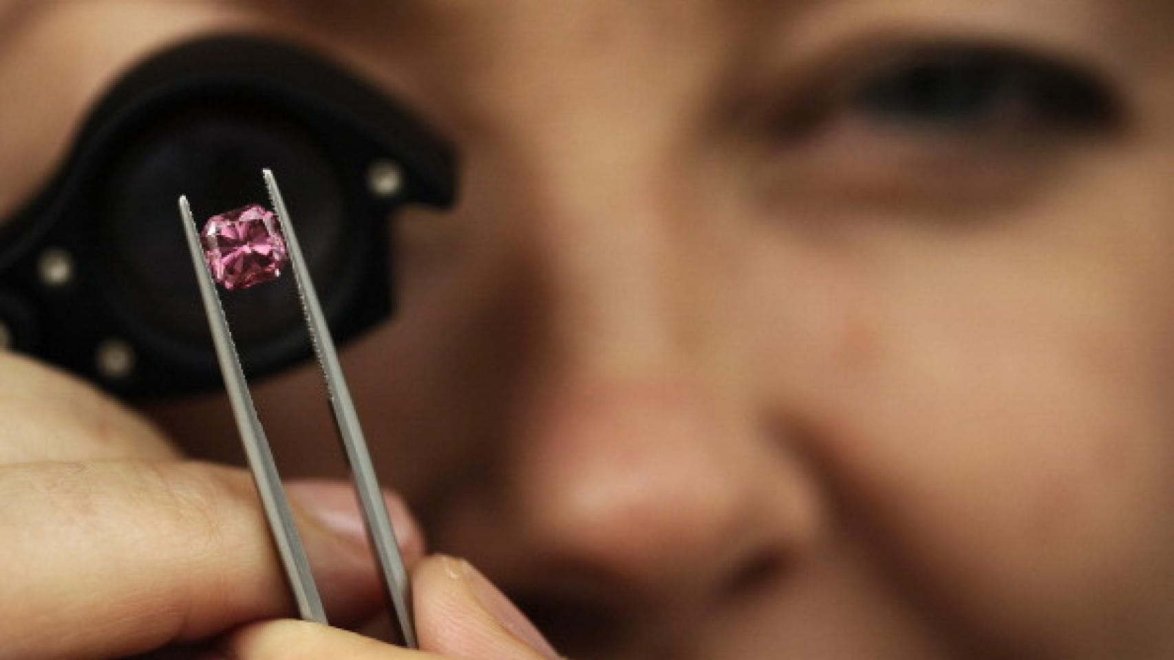 Josephine Johnson, directora comercial de Rio Tinto Argyle Pink Diamonds, inspeccionando la gema con una lupa.