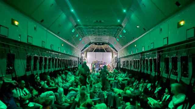 Cientos de civiles rescatados en un A-400 del Ejército del Aire en abril en Sudán.