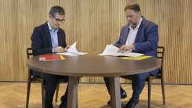 Félix Bolaños (PSOE) y Oriol Junqueras (ERC) firman el acuerdo para la investidura de Pedro Sánchez.