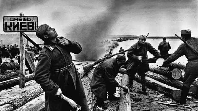 Zapadores soviéticos cruzando el Dniéper. 1943