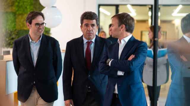 Sergio Cabello, Executive Manager de SDG Group España; Carlos Mazón, presidente de la Generalitat Valenciana; y Albert Mas, director de SDG Group España, en las nuevas instalaciones de la compañía.