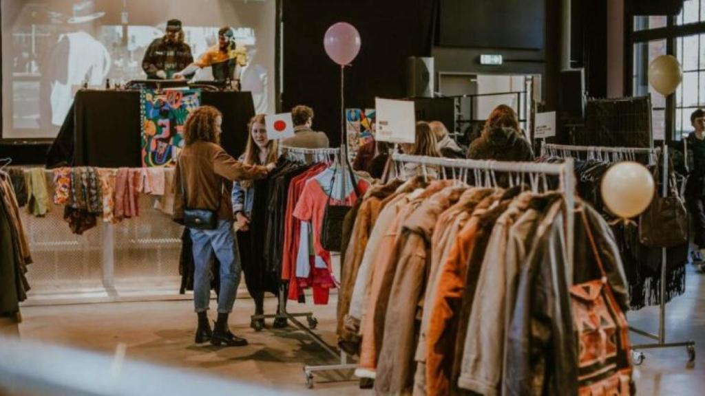 Imagen de un mercadillo de ropa al peso organizado por Rethink Vintage en Madrid